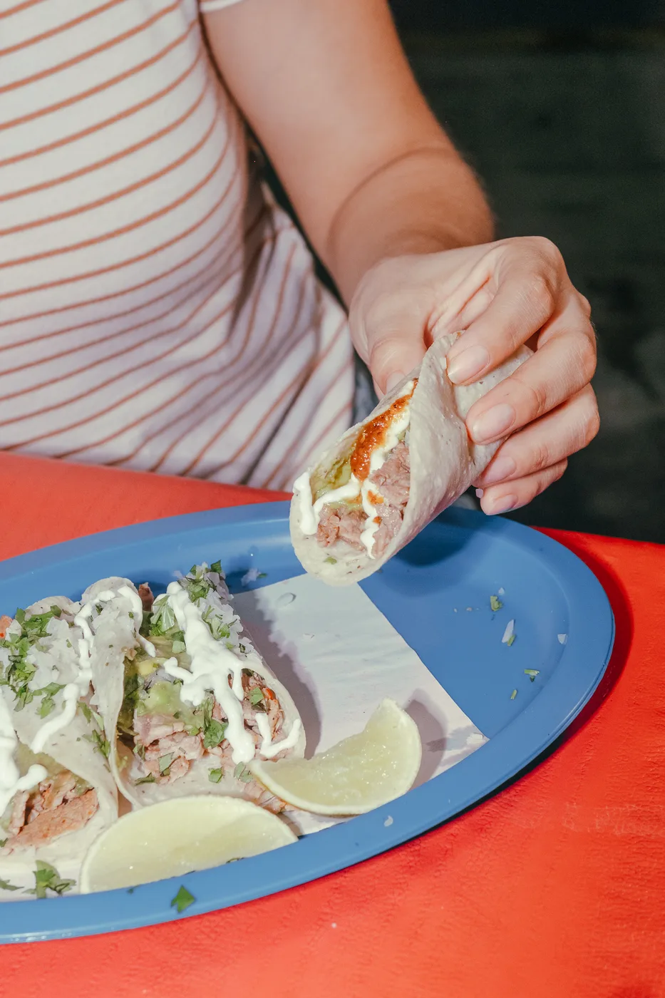 Taco de sirloin listo para dar una mordida