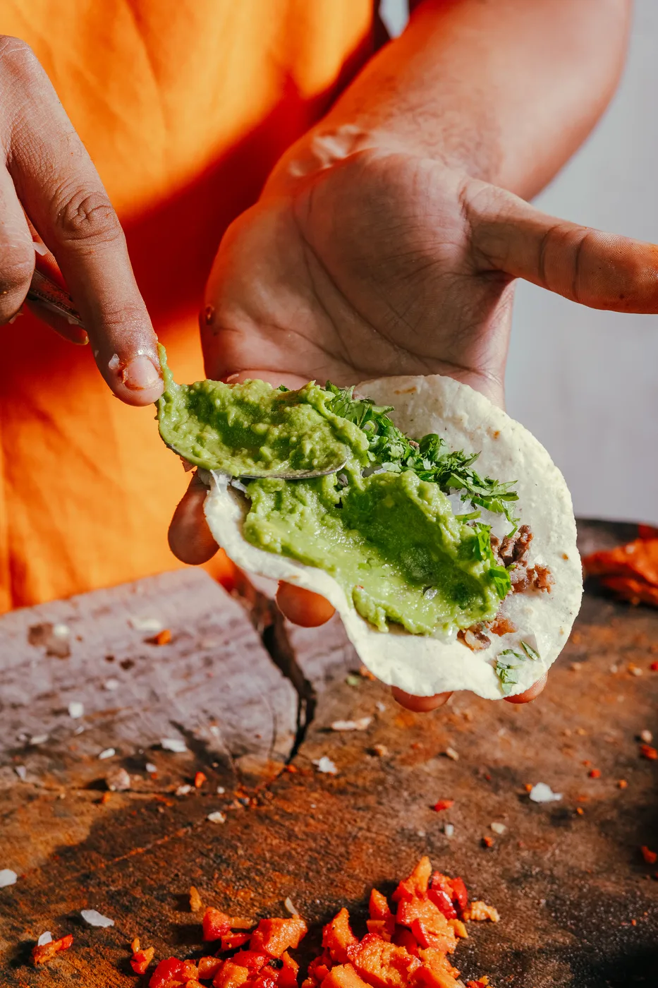 Taco de carne enchilada con guacamole preparado al momento